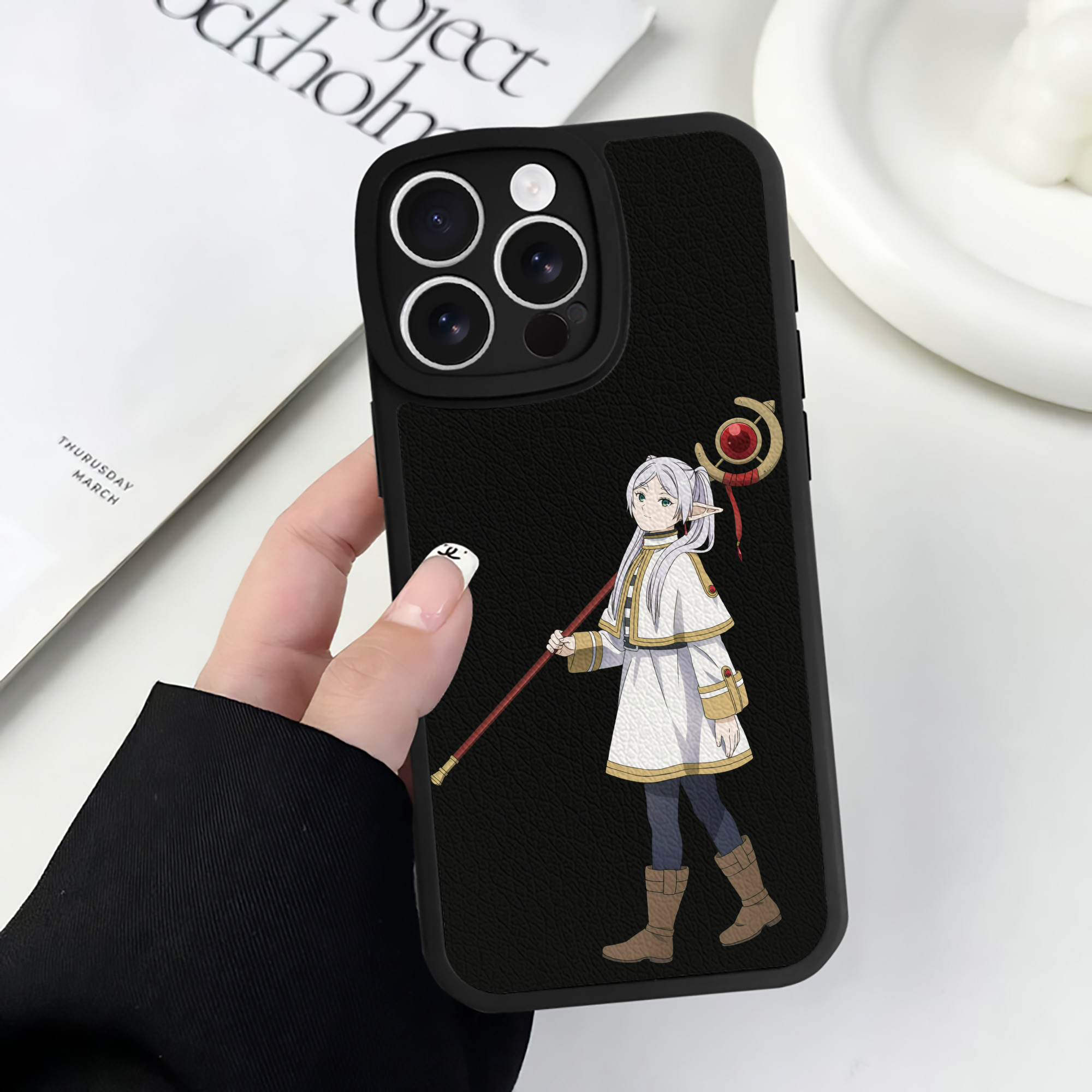 （画像用） 葬送のフリーレン Frieren 【iPhone 16シリーズ対応】シリコンスマホケース（レザー調） 材質：シリコン